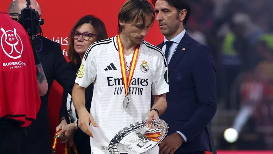 El trofeo que el Madrid no quería. Luka Modric recogió el trofeo del subcampeón tras la debacle en la Supercopa de España.