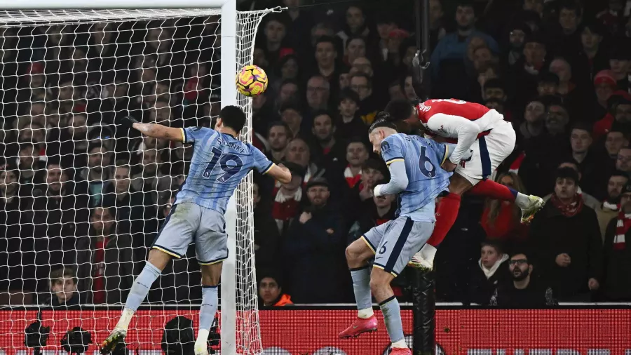 Gabriel se alzó para rematar, Dominic Solanke intentó rechazar, pero el esférico terminó en su propia puerta.