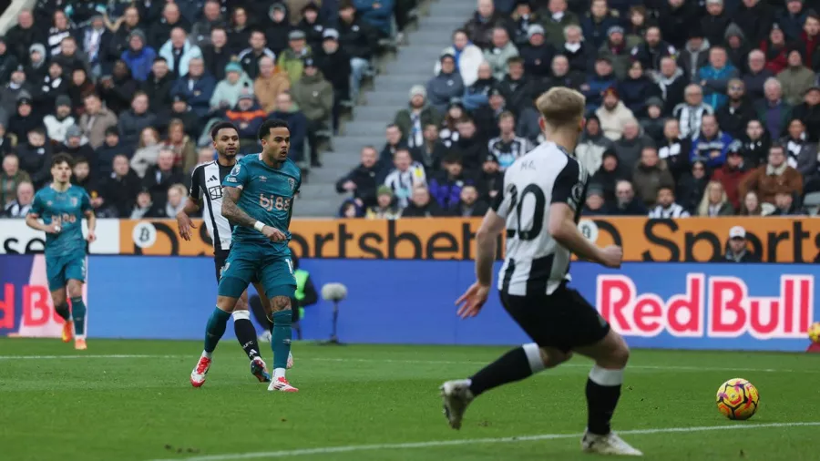 Justin Kluivert lució en St. James Park con tres goles, el primero a los seis minutos