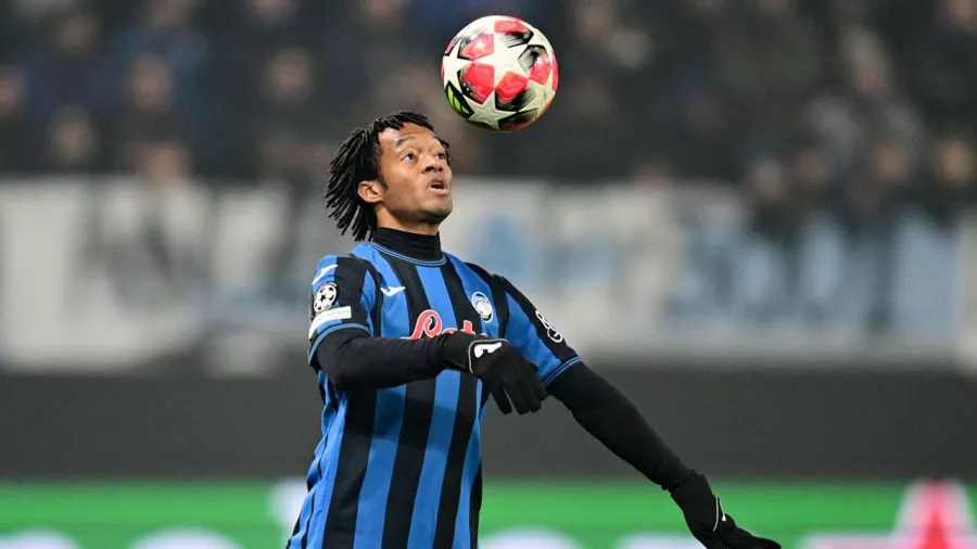 Juan Guillermo Cuadrado en acción con el balón en el partido entre Atalanta y Sturm Graz