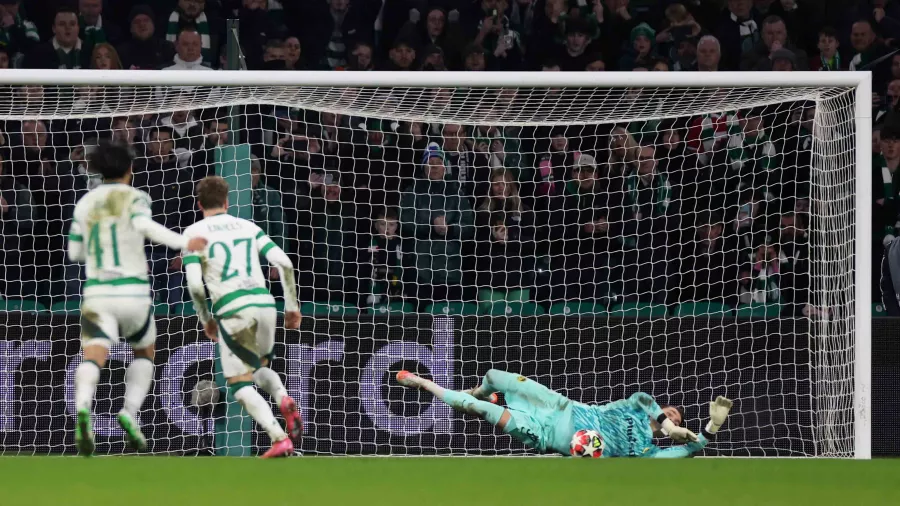 Al 39' el Celtic consiguió una pena máxima, pero Arne Engels lo falló.