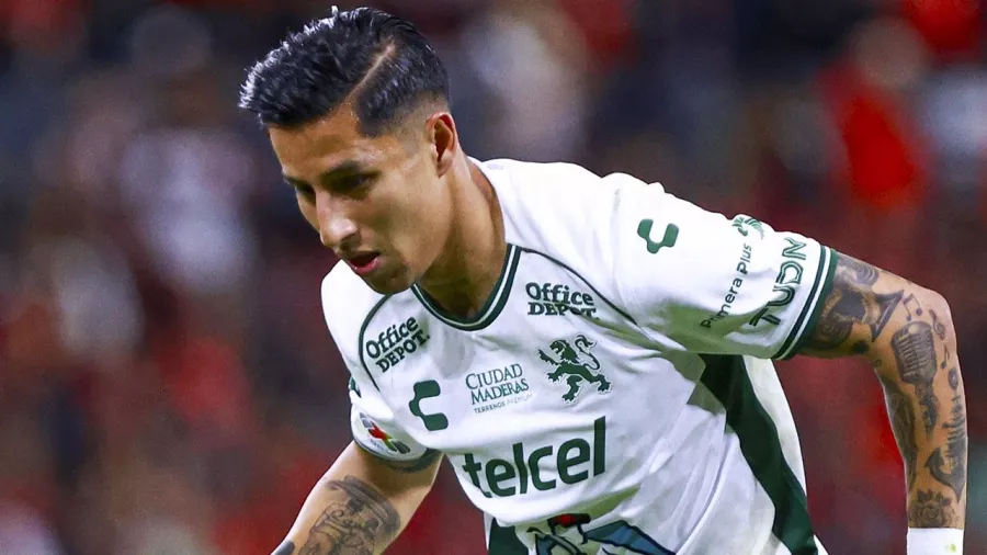 Carlos Cisneros, delantero mexicano de 31 años | Llega de Chivas