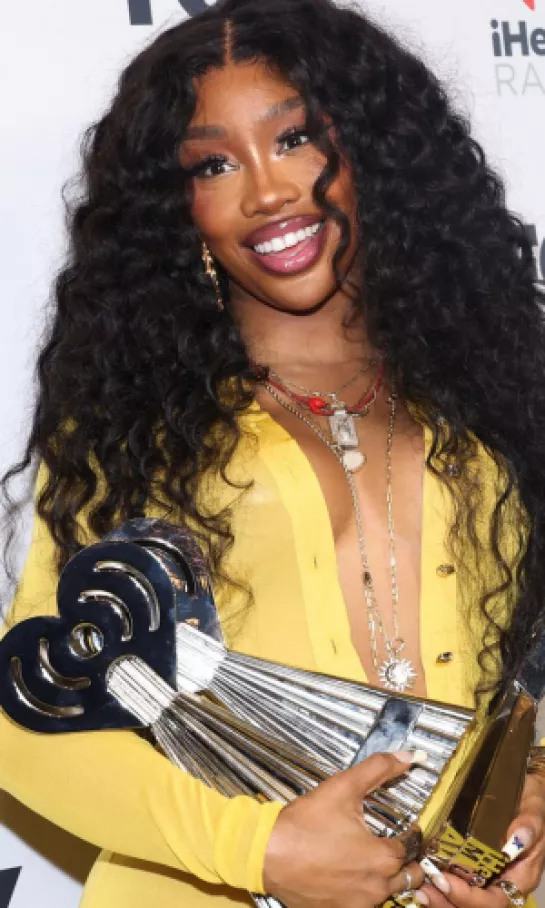 Más estrellas al medio tiempo del Super Bowl, SZA se une a la fiesta