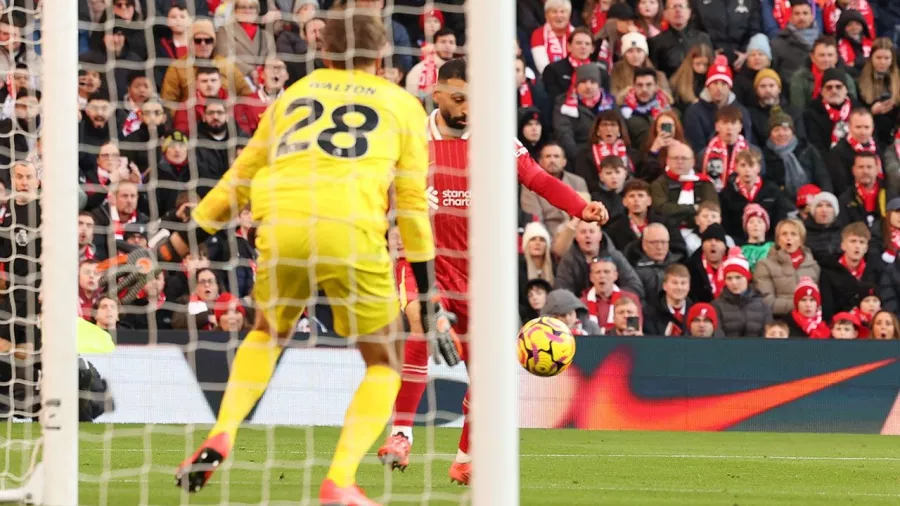 El egipcio recibió por derecha y pese al poco ángulo convirtió su gol número 100 en Anfield (el 2-0 parcial al 35').