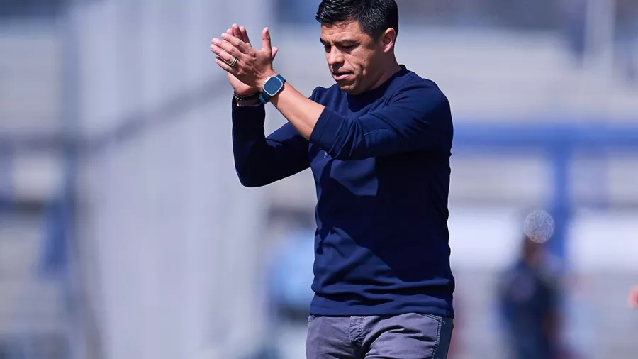 La discusión que terminó con dos técnicos expulsados en el Pumas vs. Atlas