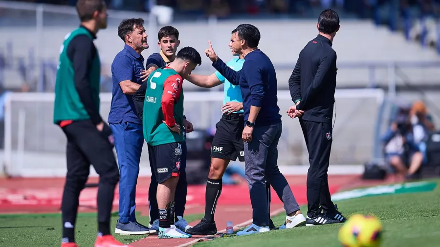 La discusión que terminó con dos técnicos expulsados en el Pumas vs. Atlas