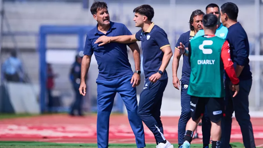 La discusión que terminó con dos técnicos expulsados en el Pumas vs. Atlas