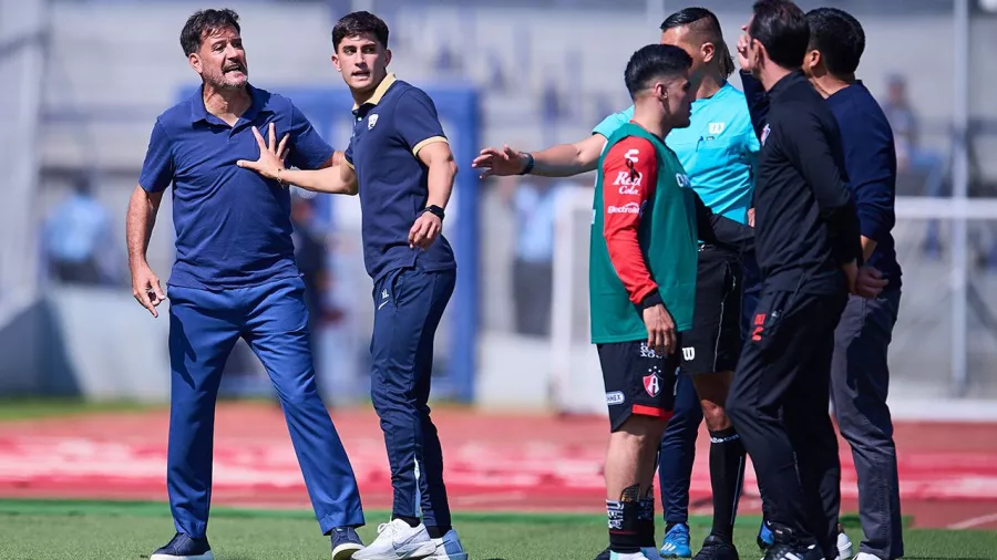 La discusión que terminó con dos técnicos expulsados en el Pumas vs. Atlas