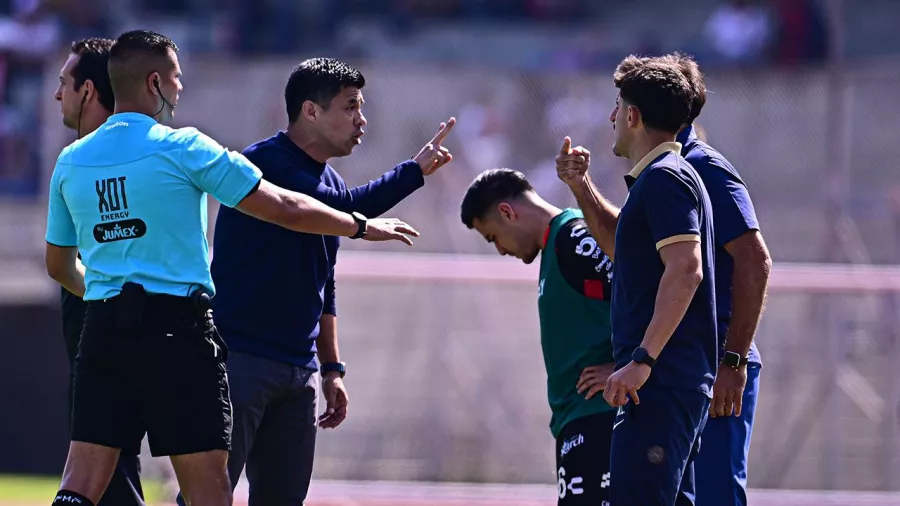 La discusión que terminó con dos técnicos expulsados en el Pumas vs. Atlas