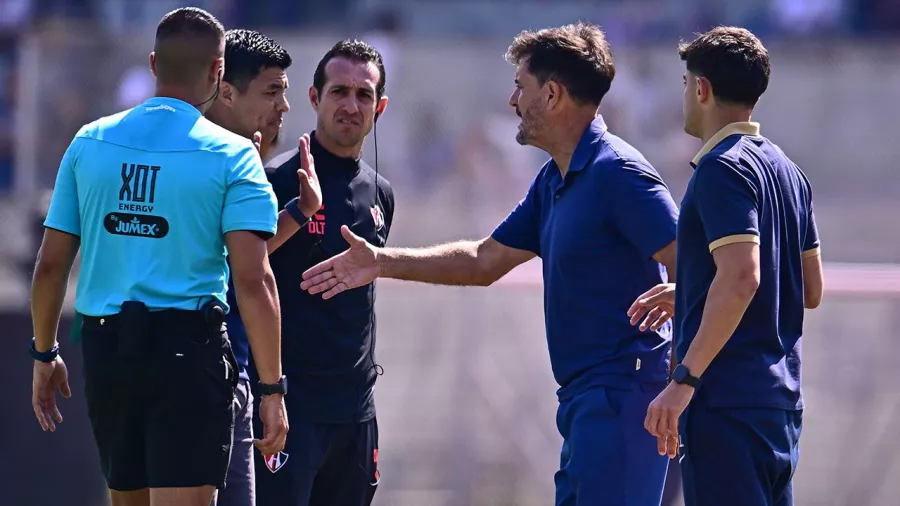 La discusión que terminó con dos técnicos expulsados en el Pumas vs. Atlas