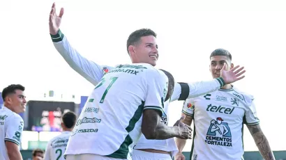 El exjugador del Real Madrid festejó frente a los fans en el Estadio León.