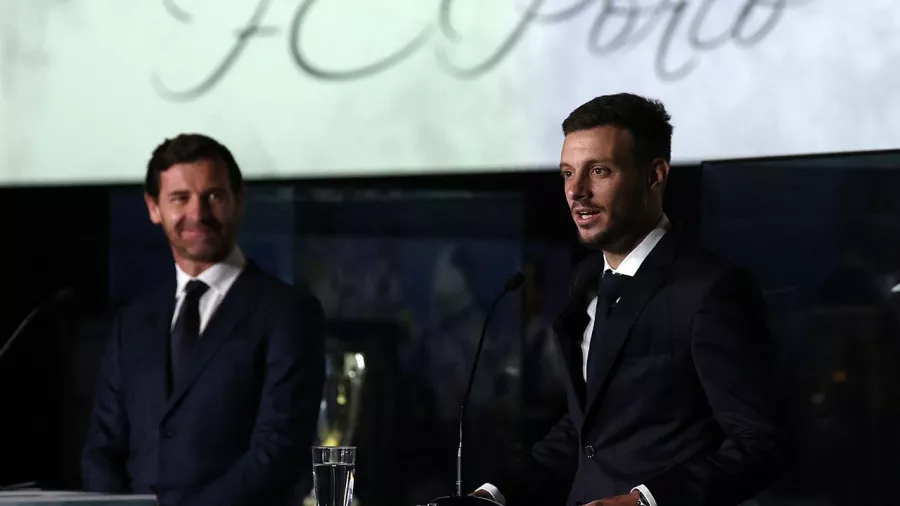 Muy sonriente, así disfrutó Martín Anselmi su presentación con el Porto