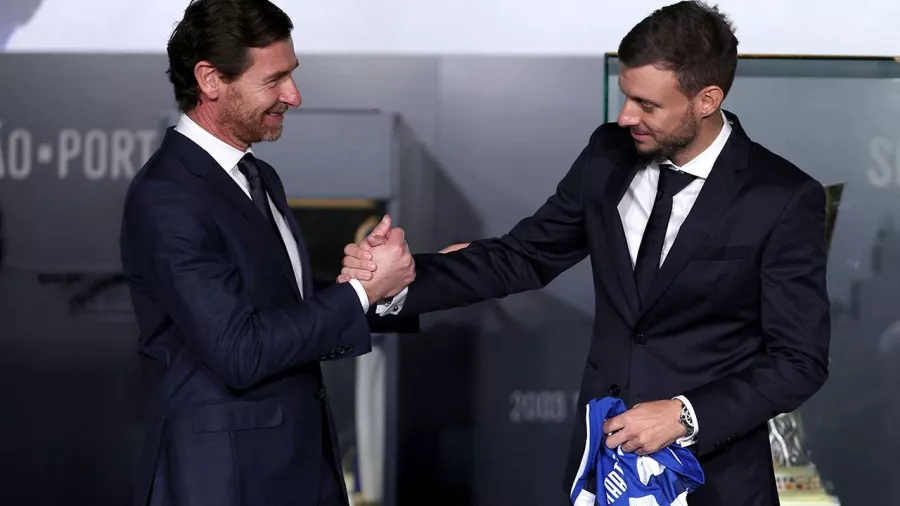 Muy sonriente, así disfrutó Martín Anselmi su presentación con el Porto