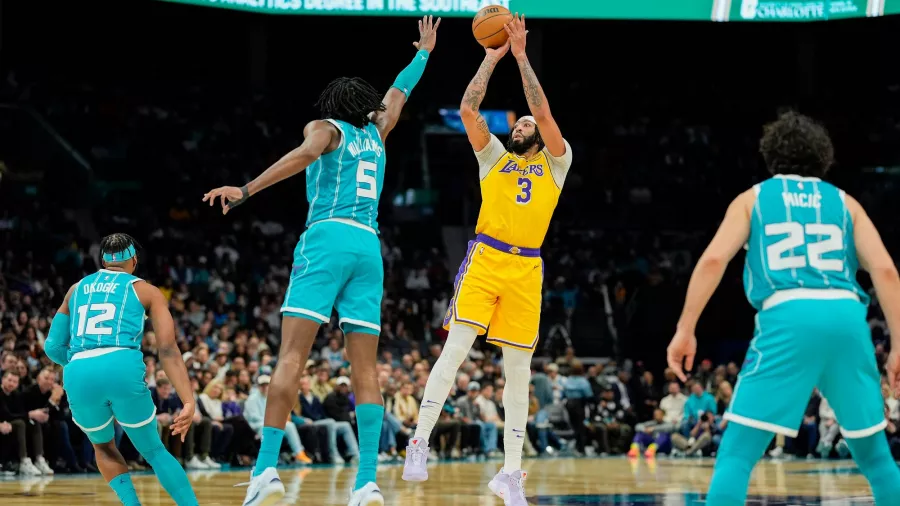 Anthony Davis anotó 40 puntos y bajó 20 rebotes en el triunfo 112-107 de Lakers sobre Hornets