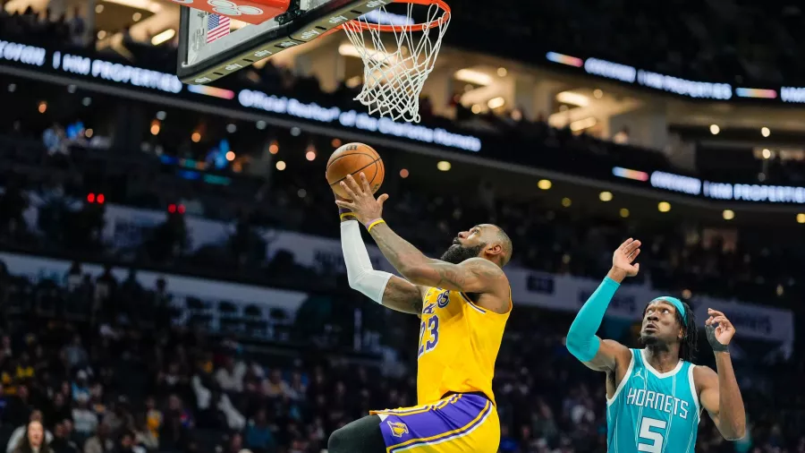 Anthony Davis jugó en 'modo bestia' en la victoria de los Lakers