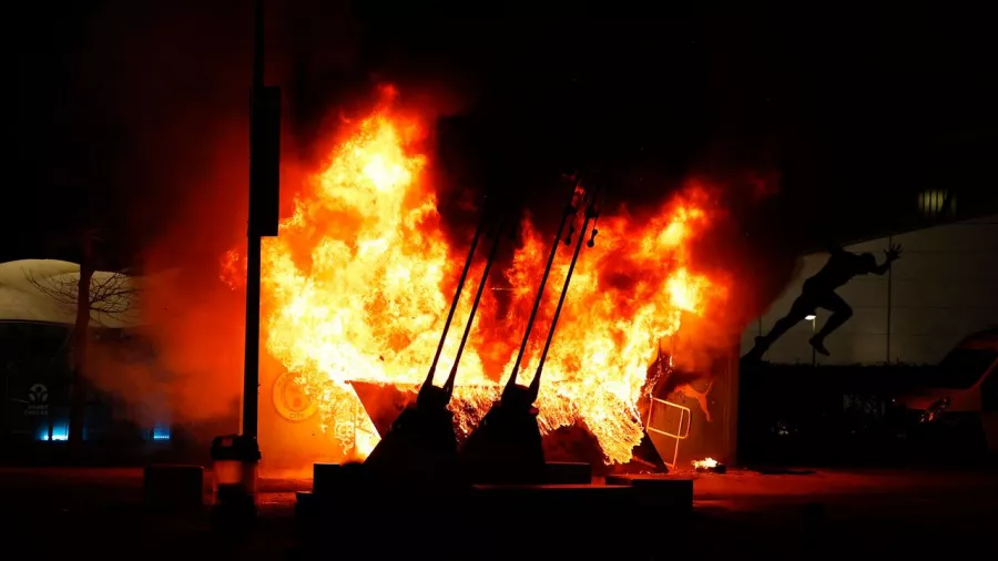 Una tienda de mercancía en el exterior del estadio provocó un incendio y en minutos terminó en llamas