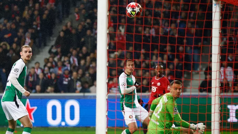 El Feyenoord se anotó tres autogoles, dos de Treuner (38' y 76') y uno de Hancko (57').