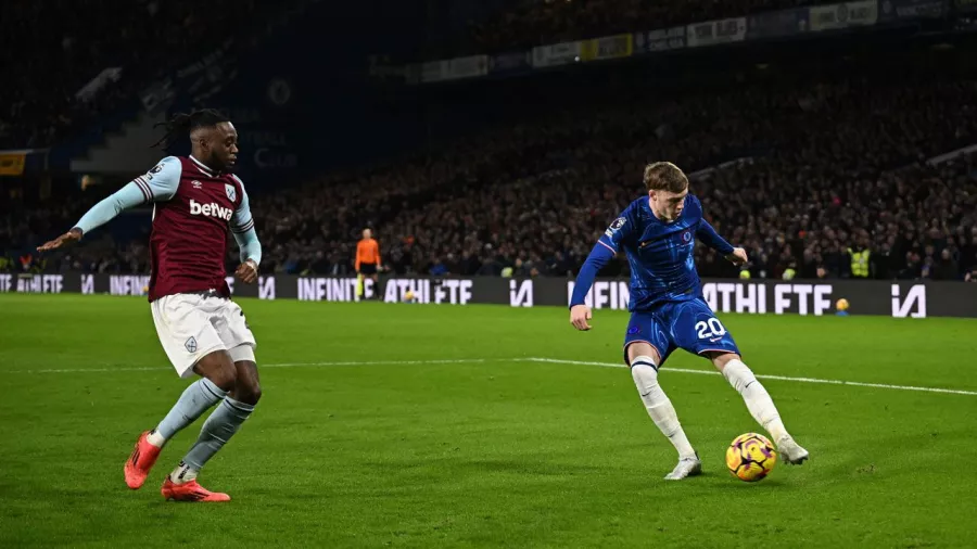 Cole Palmer metió un centro al área, pero Aaron Wan Bissaka desvió el balón y marcó en propia puerta