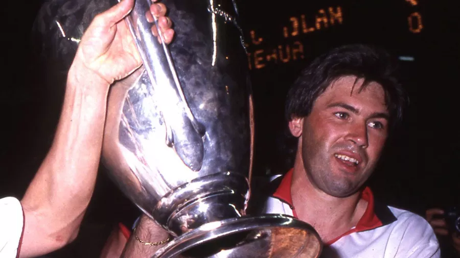 Carlo Ancelotti. Ganó en total 8 títulos con el AC Milan 