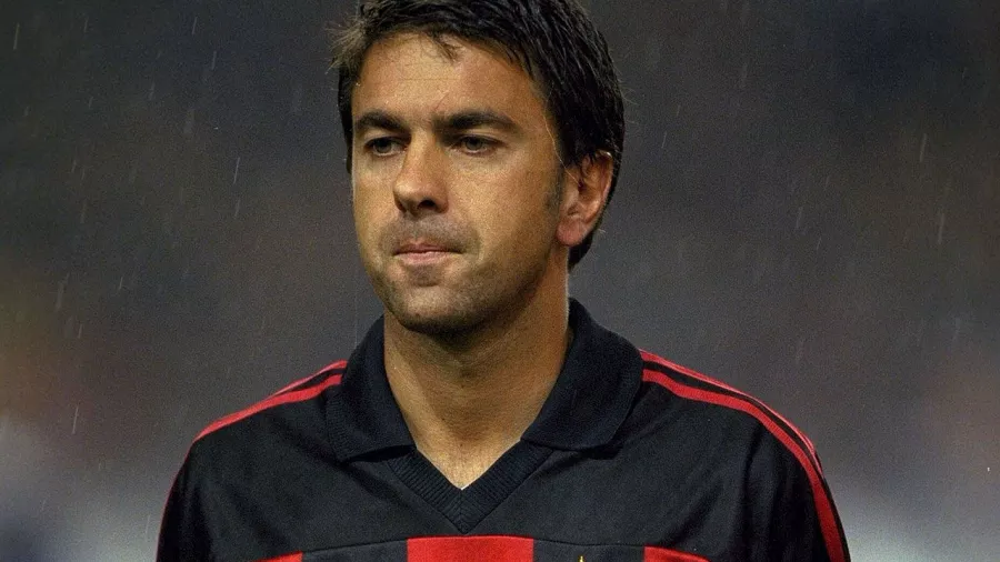 Alessandro Costacurta. Defendió por más de 20 años, la camiseta del AC Milan.