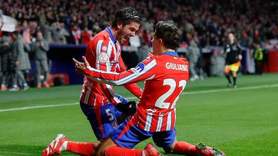 Giuliano Simeone y su primer doblete ante la mirada orgullosa de su padre