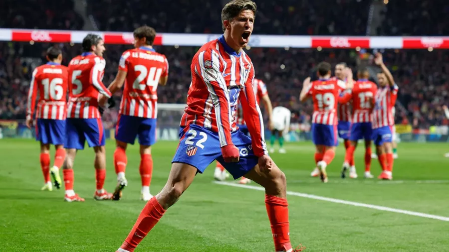 Giuliano Simeone y su primer doblete ante la mirada orgullosa de su padre