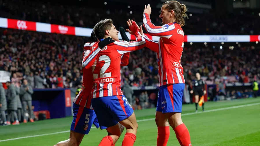 Giuliano Simeone y su primer doblete ante la mirada orgullosa de su padre