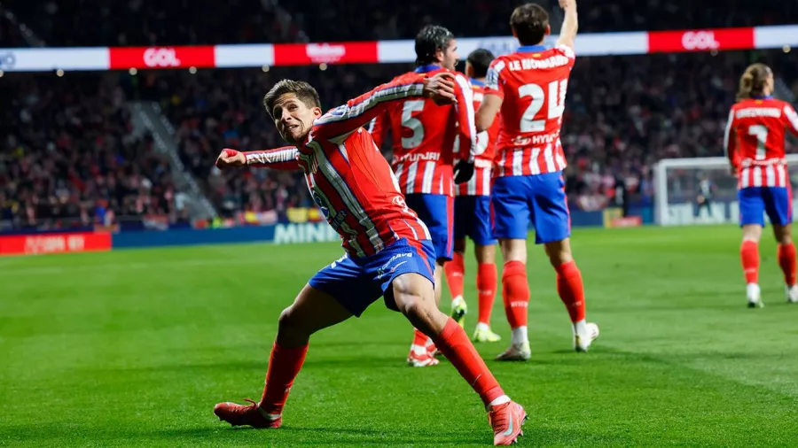 Giuliano Simeone y su primer doblete ante la mirada orgullosa de su padre