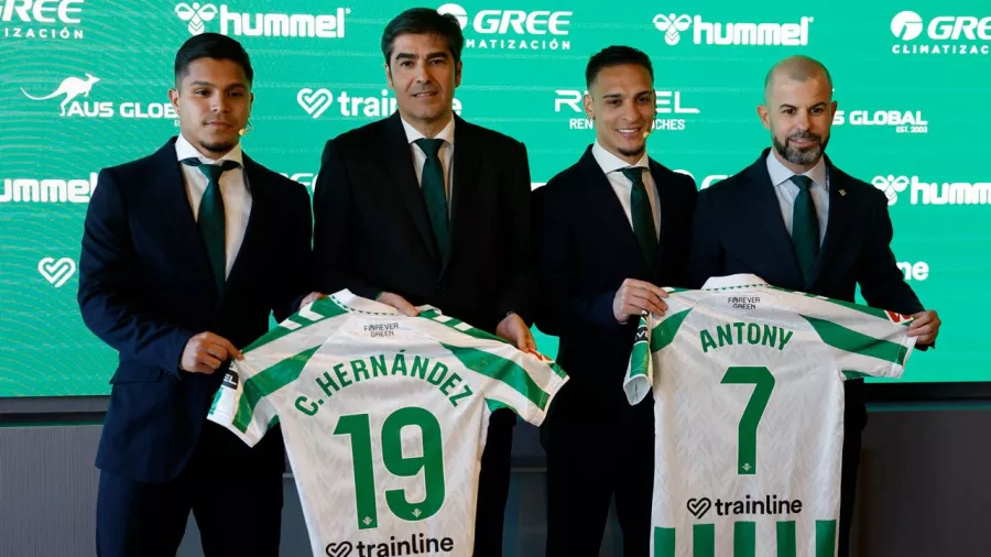 Antony y 'Cucho' Hernández fueron presentados con Betis