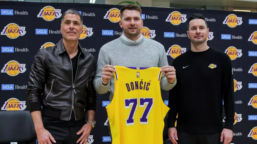 Doncic llevará el dorsal '77' cuando vista la legendaria camiseta oro y púrpura, el mismo que tenía con los Mavericks.