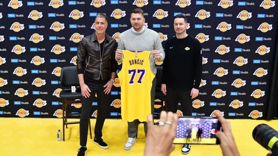 Los Lakers presentaron este martes al esloveno Luka Doncic, todavía en 'shock' por su traspaso desde Dallas, pero emocionado por unirse a LeBron James y por vivir junto al mar