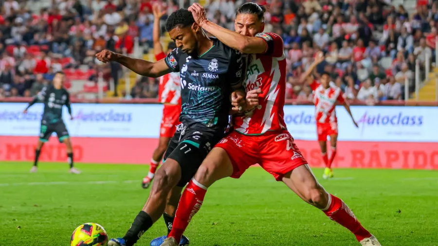 Necaxa ganó 3-2 con dos goles de Cambindo y uno más de Paradela, mientras que por Santos descontó Aldo López también con doblete