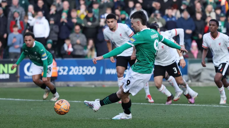 Ryan Hardie marcó el gol del triunfo desde los 11 pasos a los 53 minutos