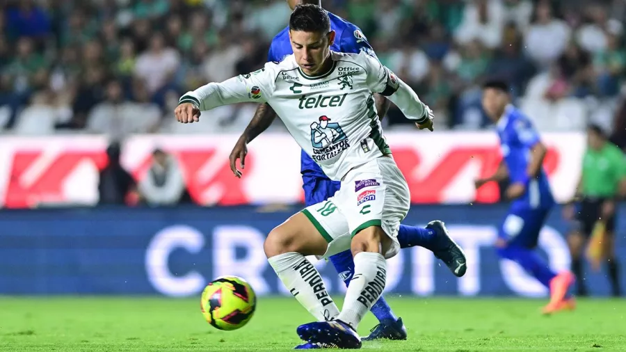 James Rodríguez dio una tremenda asistencia y dejó solo a Jhonder Cádiz para que definiera ante el portero para el 1-0 (15').