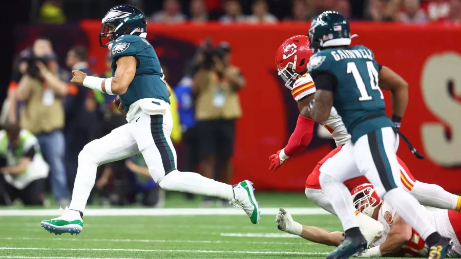 Los Eagles ganan 24-0 después de completarse dos cuartos en el Super Bowl LIX con dos inercepciones a Patrick Mahomes