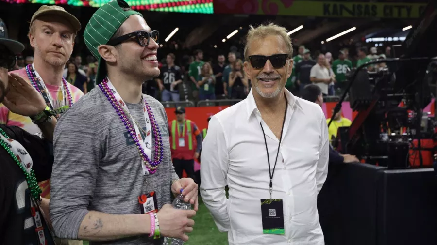 Kevin Costner y Pete Davidson estuvieron presentes en New Orleans