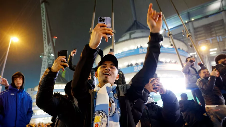 La afición de los 'Cityzens' a la espera del autobus del equipo inglés