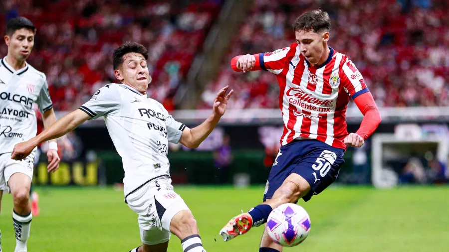 7. Mateo Chávez, Chivas: 20 años, lateral izquierdo | 32 partidos con el primer equipo, 0 goles y 6 asistencias