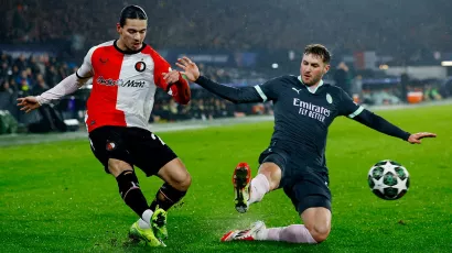 Santiago Giménez fue titular con el Milan en la ida de los playoffs ante el Feyenoord.