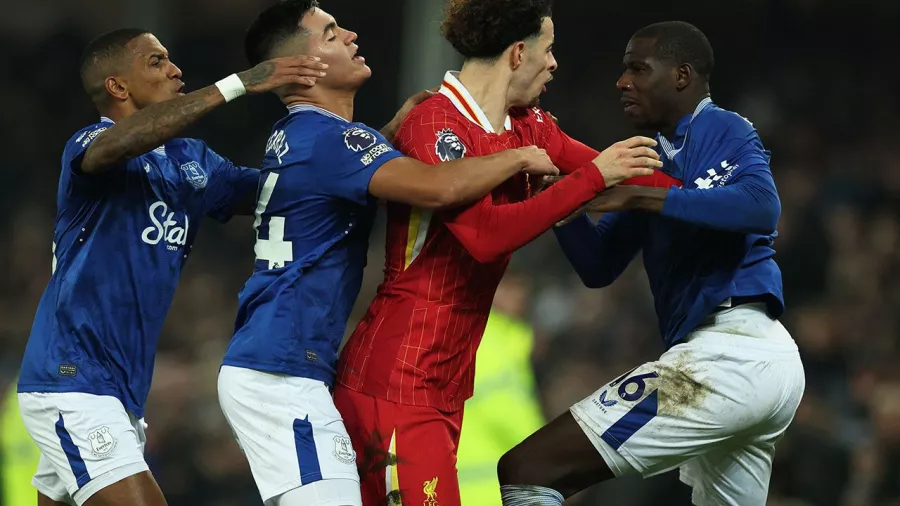 La bronca que 'empaño' el empate de último minuto entre el Everton y Liverpool