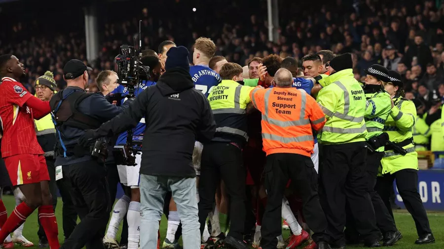 La bronca que 'empaño' el empate de último minuto entre el Everton y Liverpool