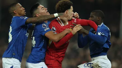 La bronca que 'empaño' el empate de último minuto entre el Everton y Liverpool