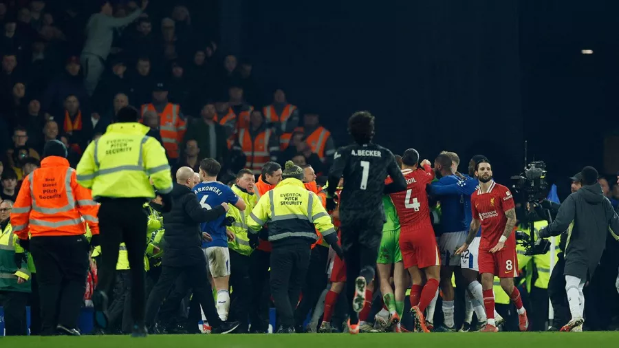 La bronca que 'empaño' el empate de último minuto entre el Everton y Liverpool