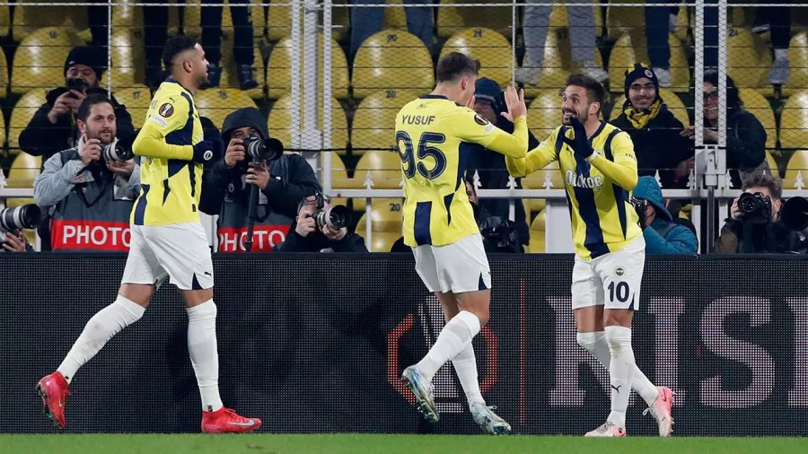 El Fenerbahçe deja al borde de la eliminación al Alderecht de César 'Chino' Huerta