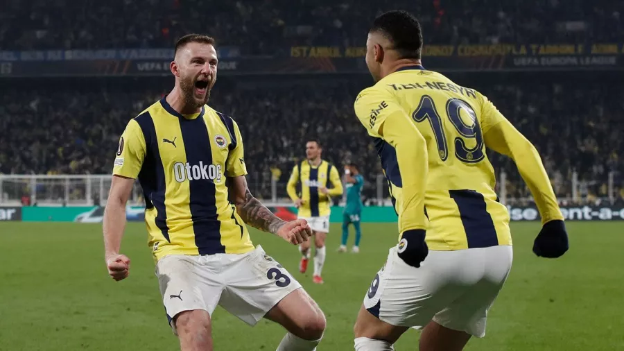 El Fenerbahçe deja al borde de la eliminación al Alderecht de César 'Chino' Huerta