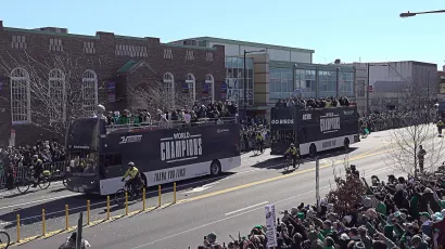 A bordo de dos autobusos descubiertos, los campeones convivieron con sus fans