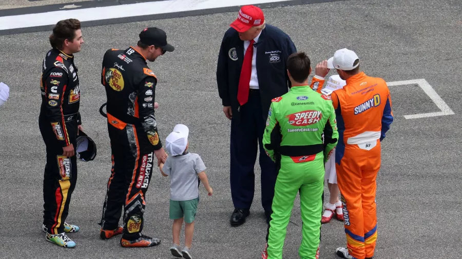 Donald Trump sigue pendiente del deporte, ahora estuvo en Daytona 500