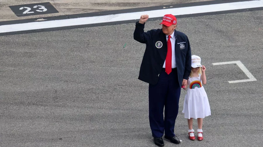 Donald Trump sigue pendiente del deporte, ahora estuvo en Daytona 500