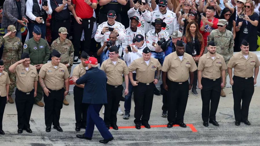 Donald Trump sigue pendiente del deporte, ahora estuvo en Daytona 500