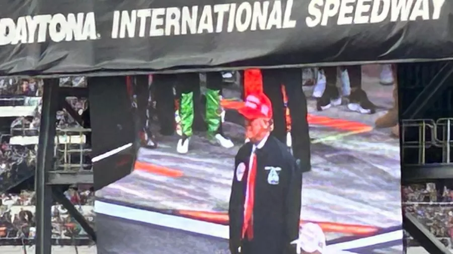 Donald Trump sigue pendiente del deporte, ahora estuvo en Daytona 500